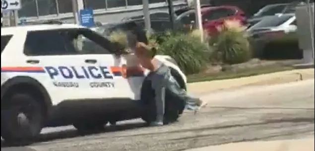 警方開車將嫌犯撞倒。翻攝推特