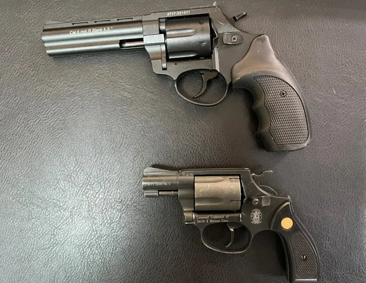 施男買槍回來改造。民眾提供