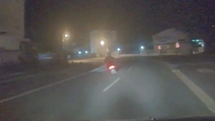 男子騎機車加速逃逸，一路蛇行。讀者提供