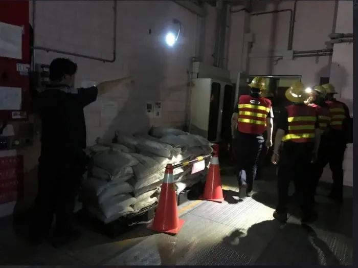 台北捷運南港機廠變電站25日發生爆炸，消防員在凌晨3時20分撲滅火勢，並救出2名維修員送醫。（翻攝畫面）中央社