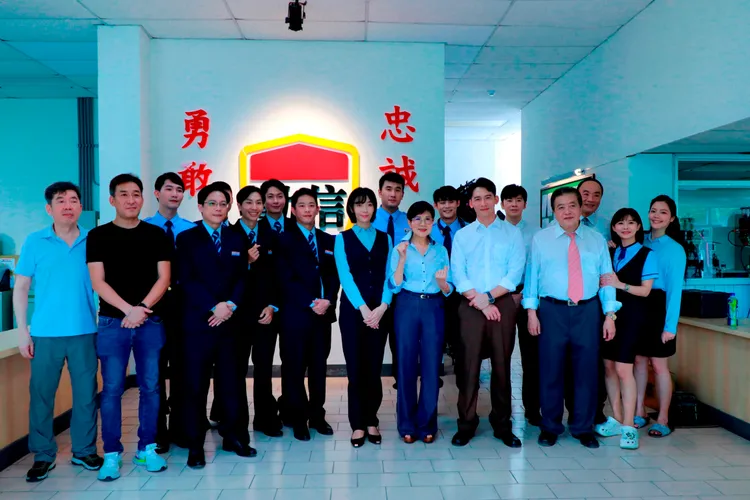 中視八點檔《開創者》在基隆拍攝，董事長胡雪珠（前排右四）到片場探班。中視提供