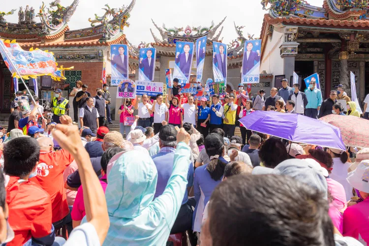 廟埕湧入數百位鄉親力挺侯友宜。翻攝畫面