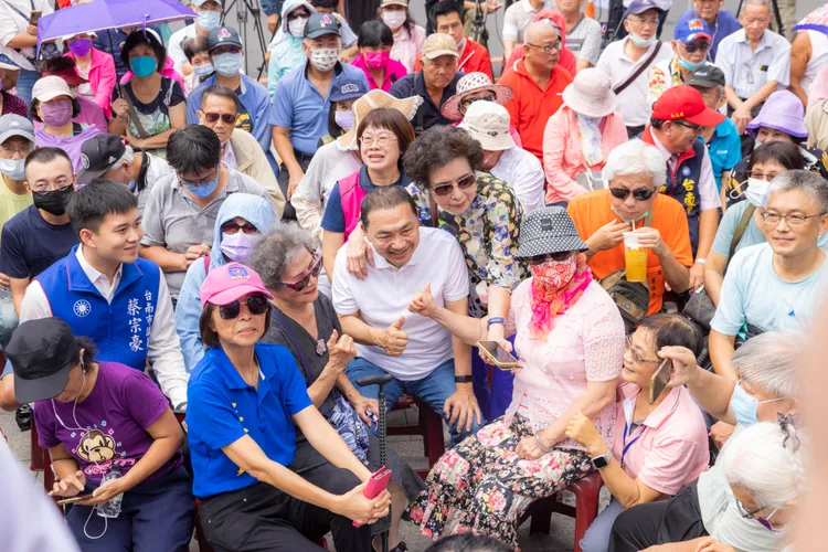 支持者與侯合影。翻攝畫面