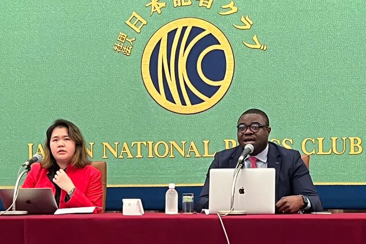 聯合國人權理事會「工商業與人權作業小組」主席奧拉武伊（右）及皮卡蒙今在日本開記者會。美聯社