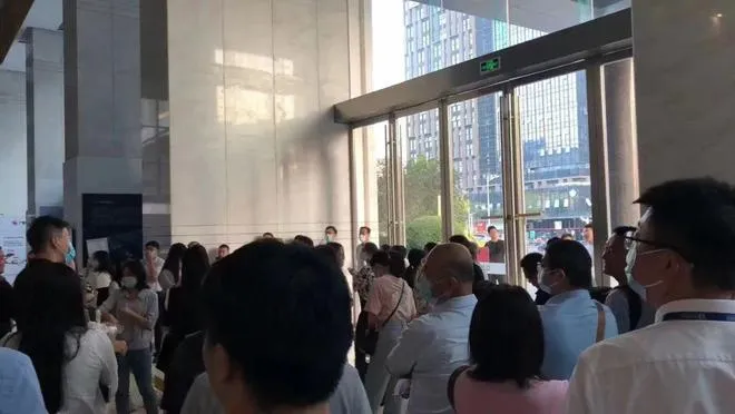 圖為經銷商到寶能集團追討欠款。翻攝網易新聞