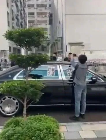 姚振華座車被貼上討薪的紙條。翻攝網易新聞