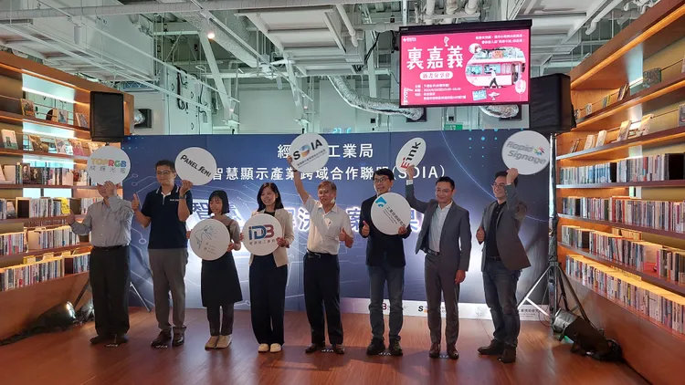 AM Mini LED軟性顯示器搭載軟性基板，具有高曲率、高亮度、高色彩飽和度和高清晰動態畫質等優異特性。凃建豐攝