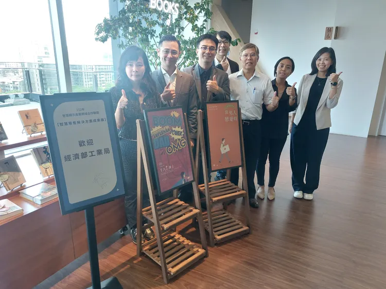 承風書店正門口及櫃檯旁設置25.3吋Gallery Plus彩色電子紙顯示看板，吸引顧客駐足觀賞。凃建豐攝