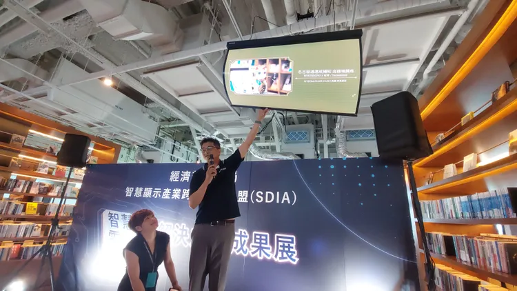 AM Mini LED軟性顯示器具備極輕、極薄、柔性曲面且無縫多螢幕拼接的特點。凃建豐攝