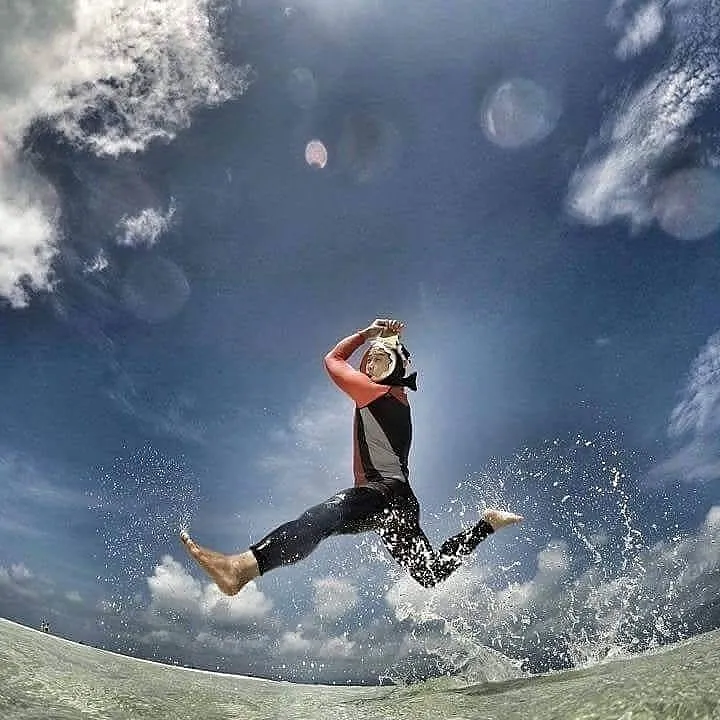 彈頭熱愛潛水，但仍以歌手身分在中國各大城市商演。彈頭提供