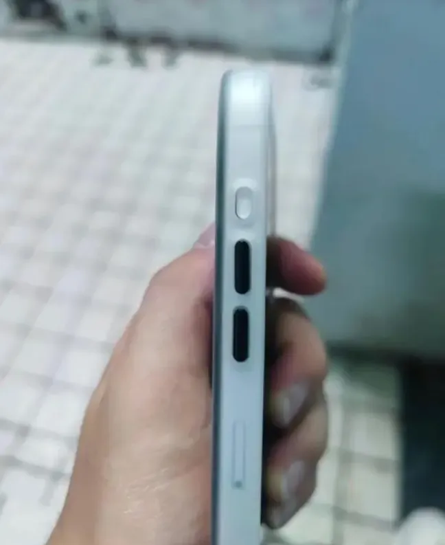 iPhone 15 Pro實機照,靜音鍵改成自定義固態按鍵(最上面那顆)。翻攝CNMO手機中國
