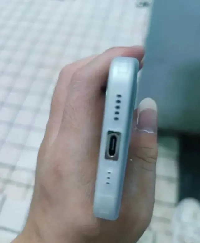 iPhone 15 Pro實機照，Lightning接口換成Type-C接口。翻攝CNMO手機中國