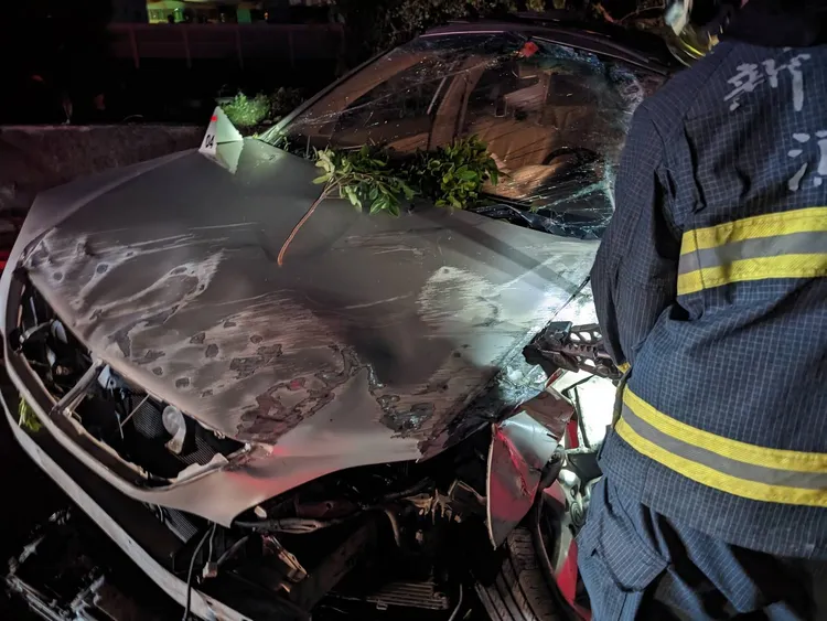 其中一部車頭嚴重毀損。新竹縣消防局提供