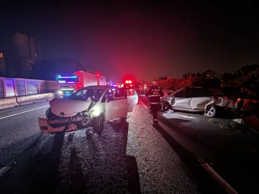 國1竹北路段2車事故　1男子拋飛車外送醫命危