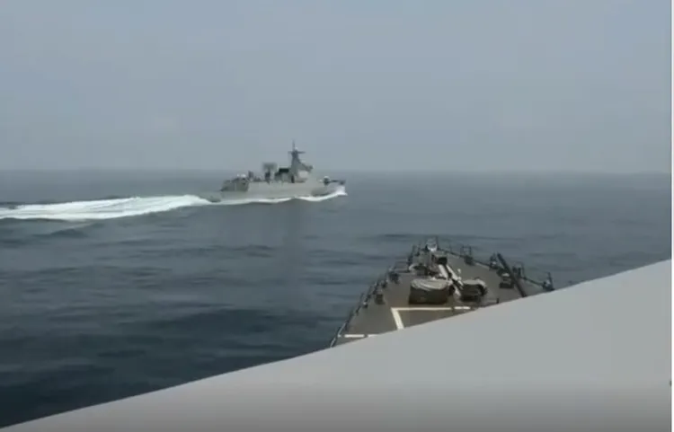 從美軍鍾雲號第一視角可以看到解放軍052D型驅逐艦蘇州號就在前方切入，迫使美艦轉向。翻攝twitter@US7thFleet