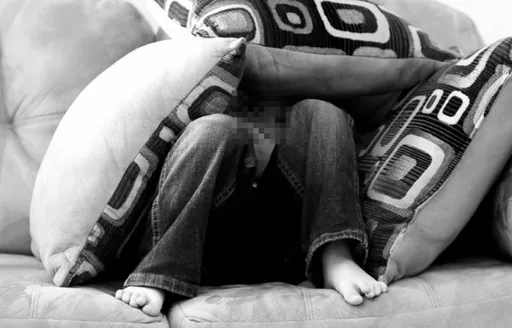 男疑猥褻女童還「拍片」上百部！存硬碟收藏　警查上門轉身墜4樓亡