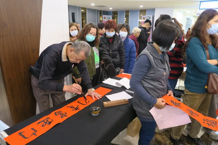 陳羿行醫師說，培養正當興趣、當志工，都是調適退休生活的方法。院方提供