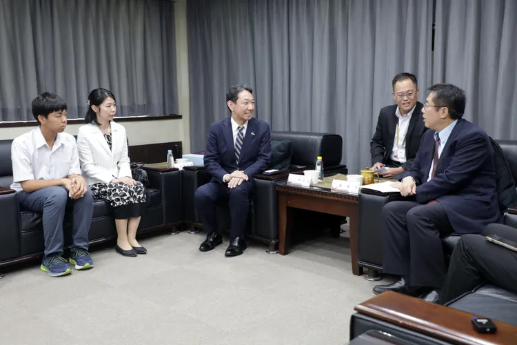 上野宏史與妻小一同來南市府拜會黃偉哲。市府提供