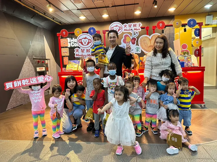 火星猴子做公益不落人後。翻攝畫面