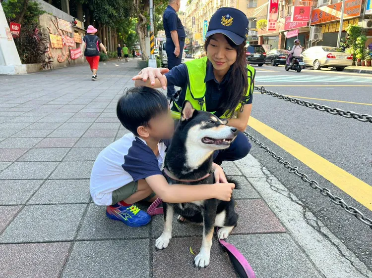 小一新生在愛犬與女警的安撫下，順利入校展開小學生活。警方提供