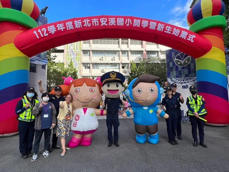 三峽警方出動小朋友超愛的警察大頭娃娃手舉宣導標語於校門口發放宣導品，宣導婦幼保護及防詐、識詐等觀念。警方提供