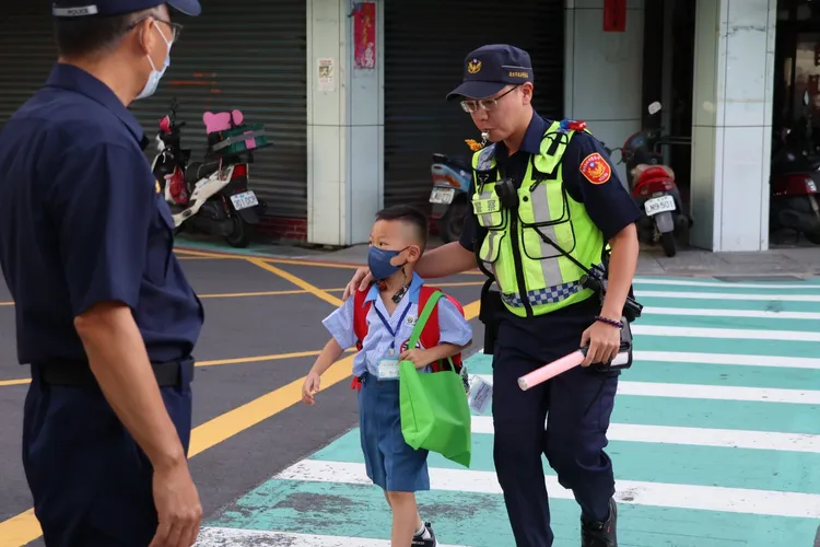 蘆洲警方守護兒童過馬路。警方提供