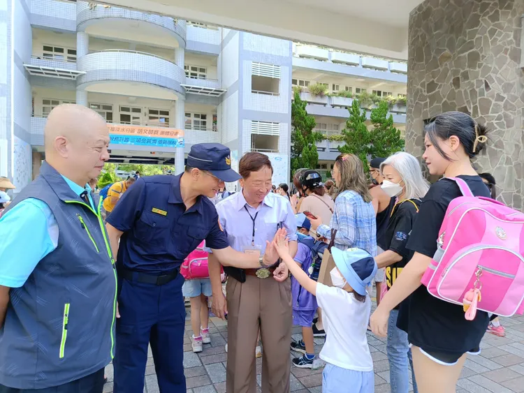 淡水分局執行護童專案，門口關心小朋友上學狀況。警方提供