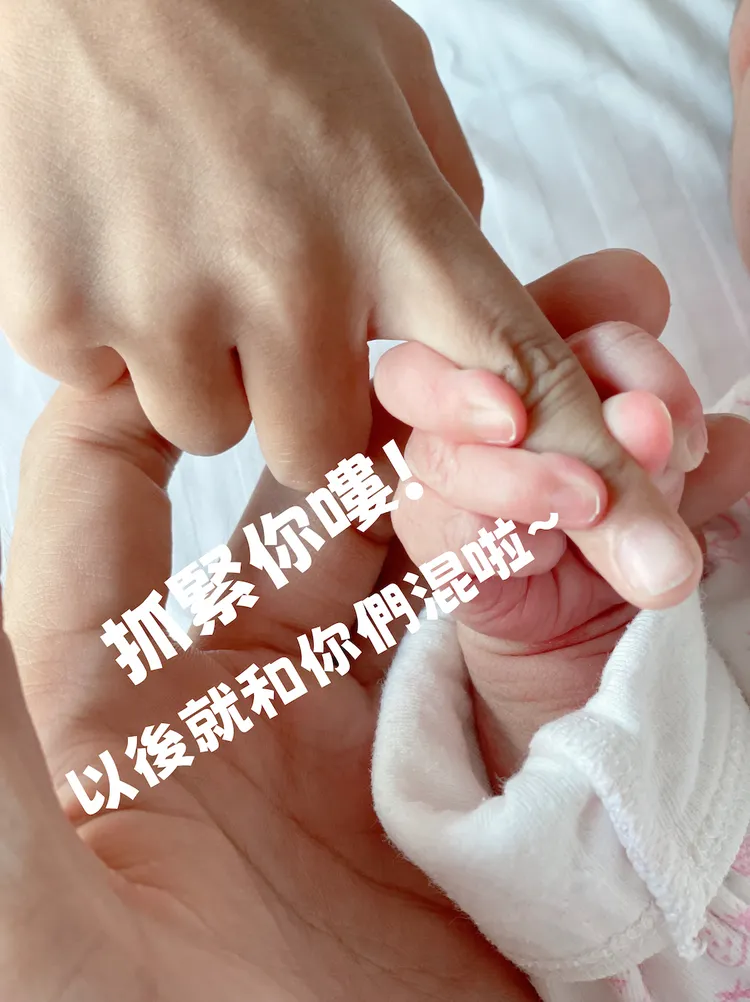 明道與妻子牽著女兒的手 。恆星娛樂提供