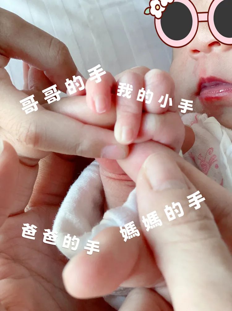 明道一家四口牽手照 。恆星娛樂提供