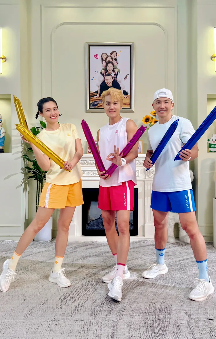 吳克群與劉畊宏跳操的直播影片中，兩人大汗淋漓跳到濕身。滾石唱片提供