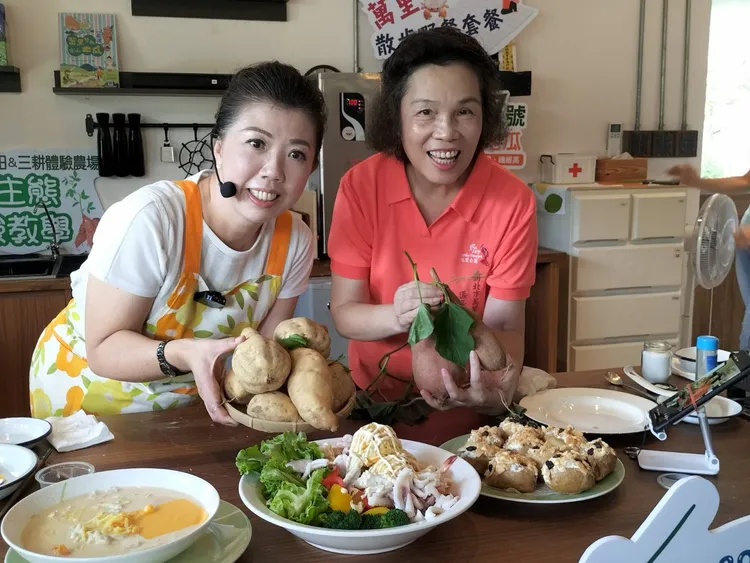 料理達人蔡季芳老師現場將地瓜變身為創意料理，區長粘雪琴也對其手藝嘖嘖稱奇。區公所提供