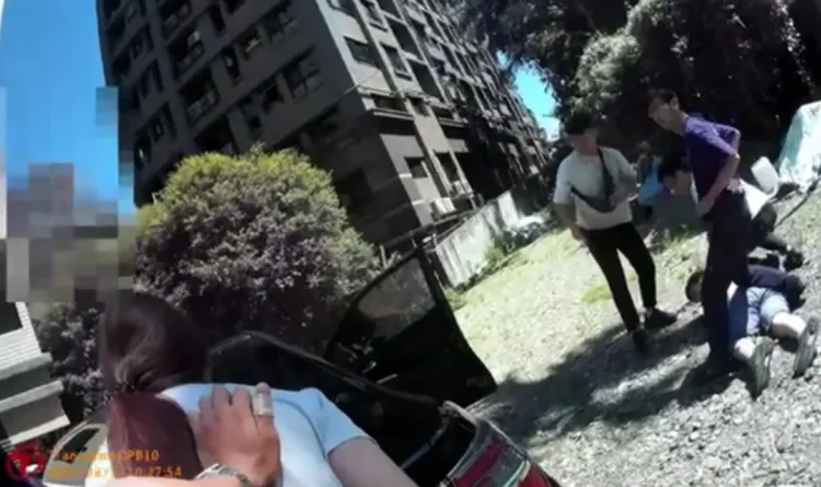 警方將駕駛拉下車制伏。翻攝畫面