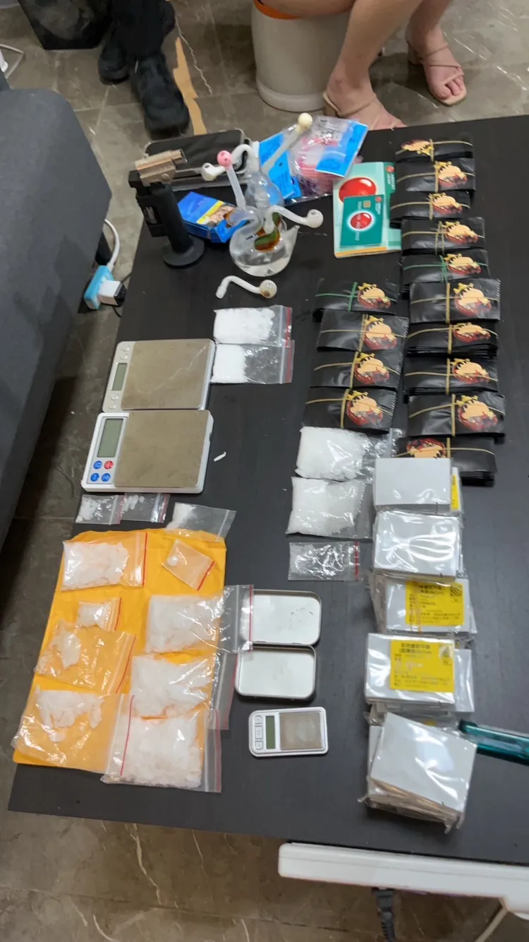 警方查獲各式毒品。翻攝畫面