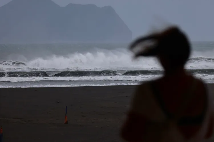 中颱卡努暴風圈威脅，宜蘭海邊捲起大浪。林林攝