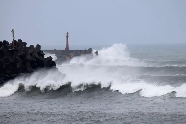 中颱卡努暴風圈威脅，宜蘭海邊捲起大浪。林林攝