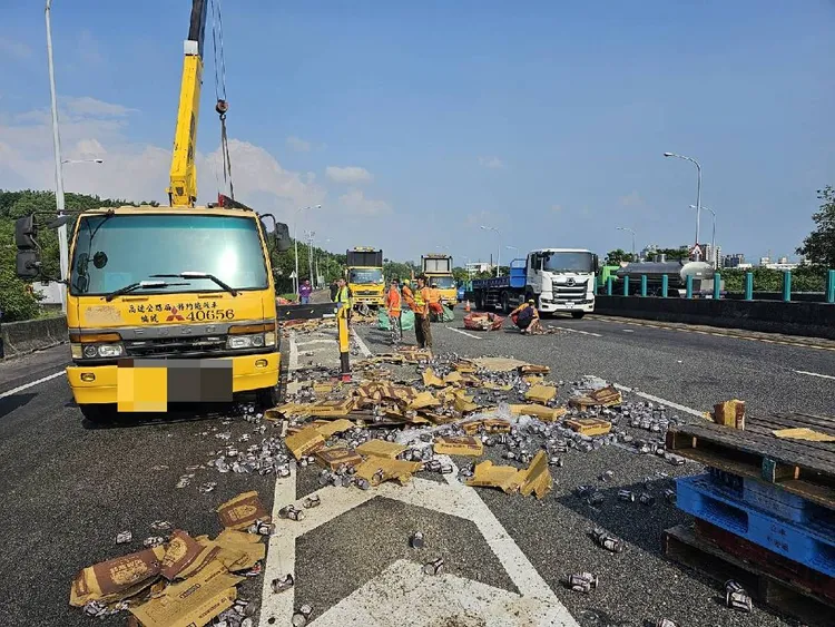 上百箱咖啡散落國道，造成車流大回堵。民眾提供