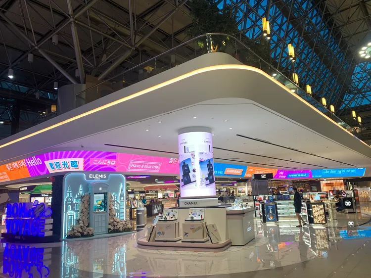 昇恆昌特別延請英國The Design Solution設計團隊重作規劃而再啟的桃園國際機場二航廈免稅購物空間，成為國際旅客爭相拍照打卡的設計景點。桃園機場提供