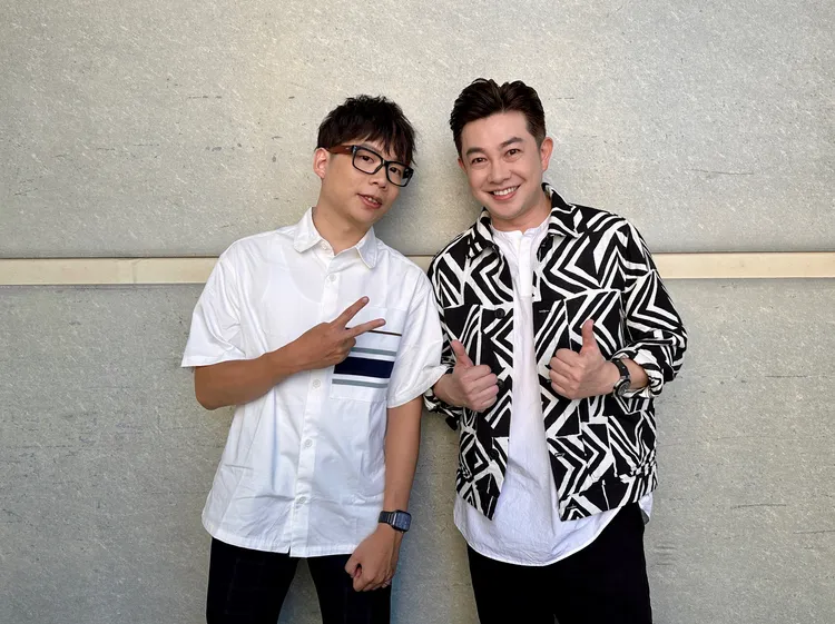  李明川（右）和製作人林正合作。三立藝能    