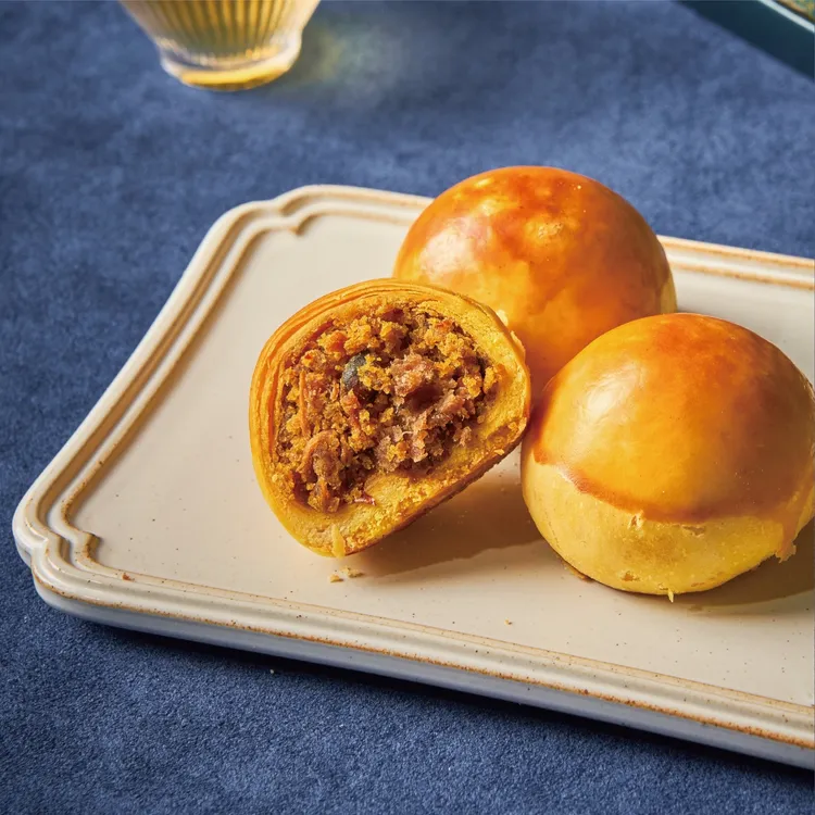 「XO咖哩酥」，使用「養心」特製粵式XO醬，搭配鹹香微辣的咖哩香料，吃得到絲絲纖維的多層次口感。養心茶樓提供