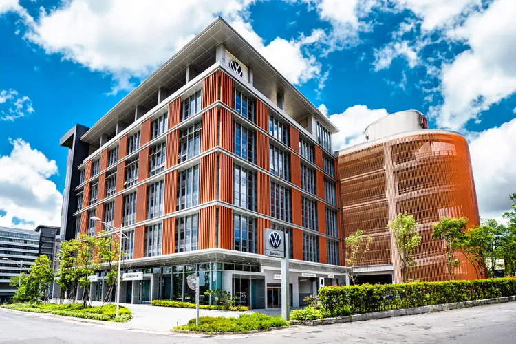 今日揭幕的Volkswagen原廠認證中古車汐止展示中心，座落雙北基隆交通要道，腹地廣大佔地132坪。業者提供