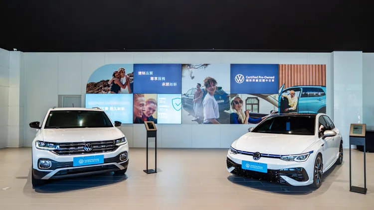 服務中心內擁有各式尺寸的LED螢幕、平板設備顯示資訊的數位化展示區域，呈現高度科技化的體驗氛圍，零時差帶來最新資訊。業者提供