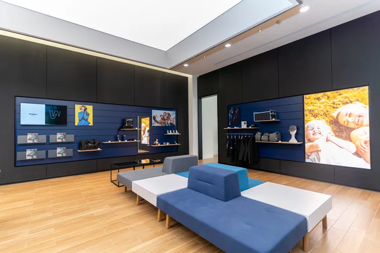 Certified Pre-Owned福斯原廠認證中古車服務中心，以簡潔設計和自信活力元素，以及溫暖木色的搭配高質感家具，營造自在的賞車空間。業者提供