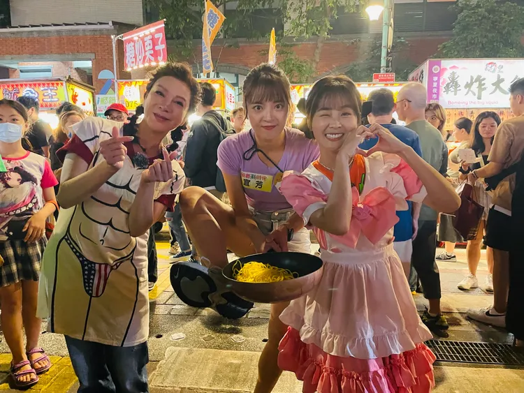 楊繡惠（左起）、宜芳與籃籃在寧夏夜市招攬客人。民視提供