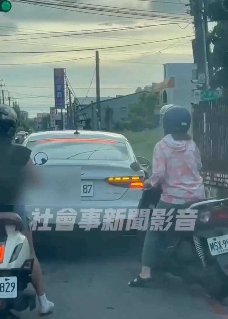 警方認為奧迪行徑涉及逼車，依法開單。取自社會事