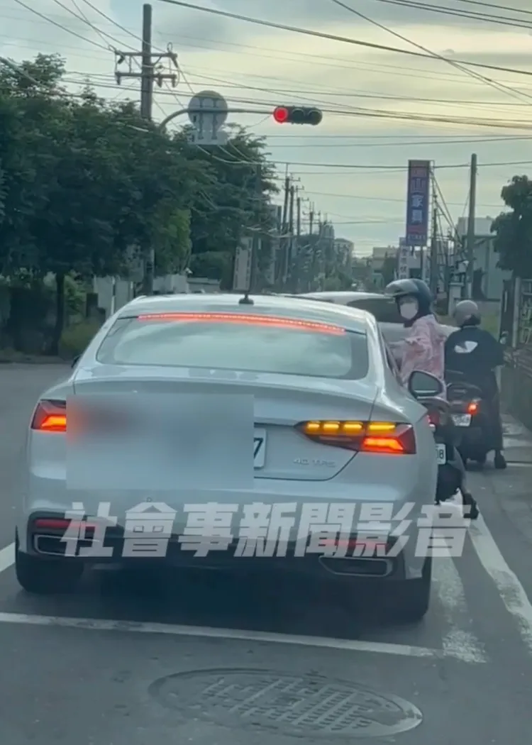 女騎士轉頭示意。取自社會事