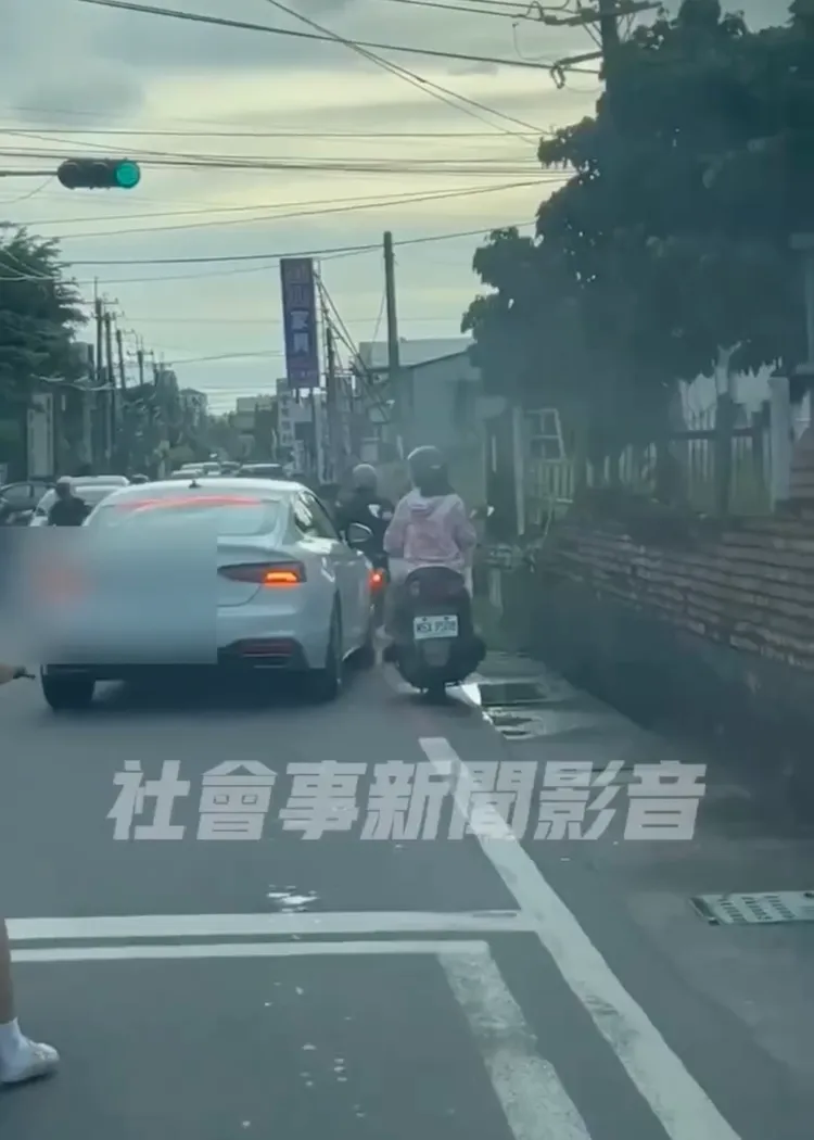 路燈亮起，奧迪持續右切擋在路口。取自社會事