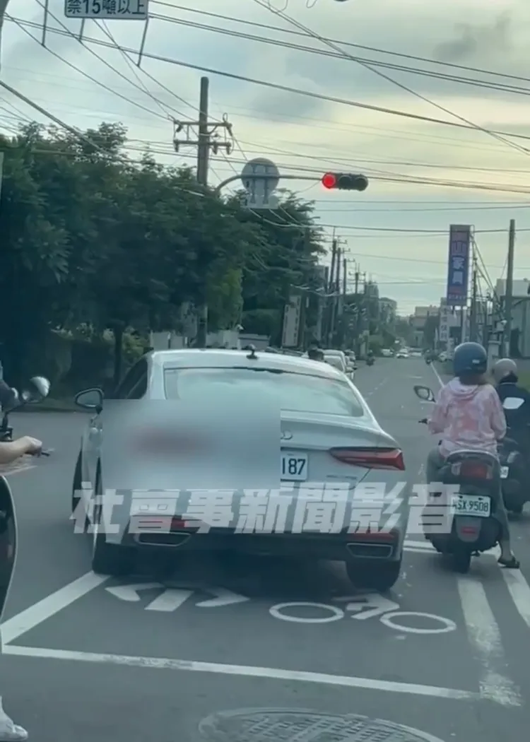 奧迪違規佔機車停等區，還一度越線繞到機車旁。取自社會事