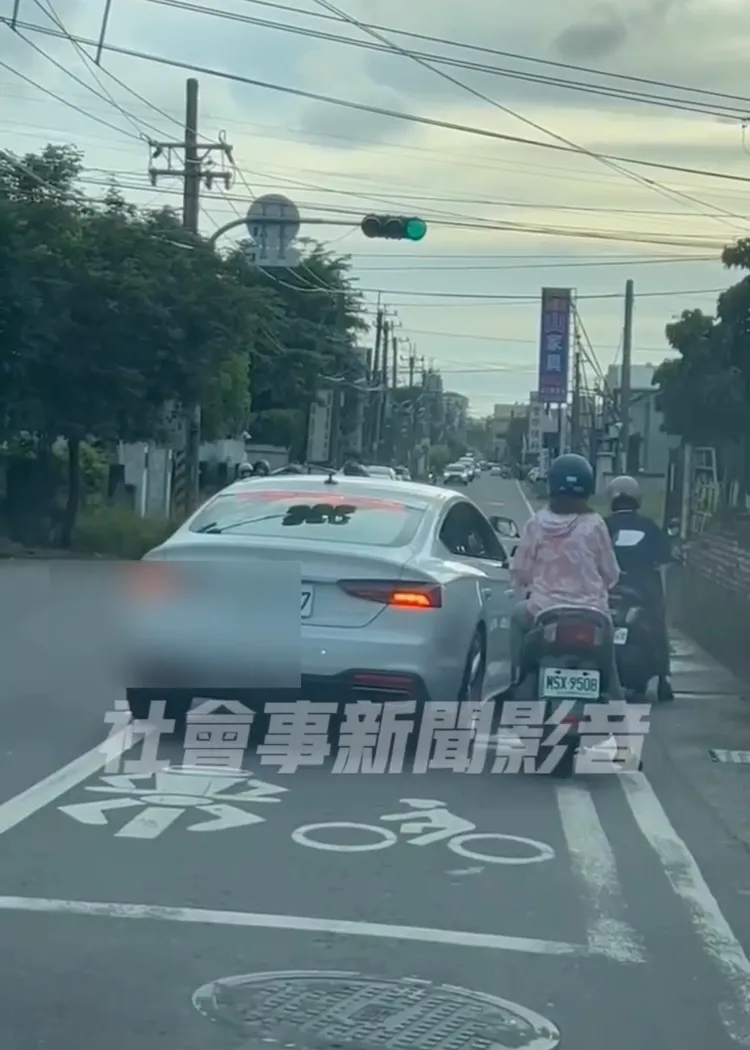 奧迪直接切擋在機車前。取自社會事