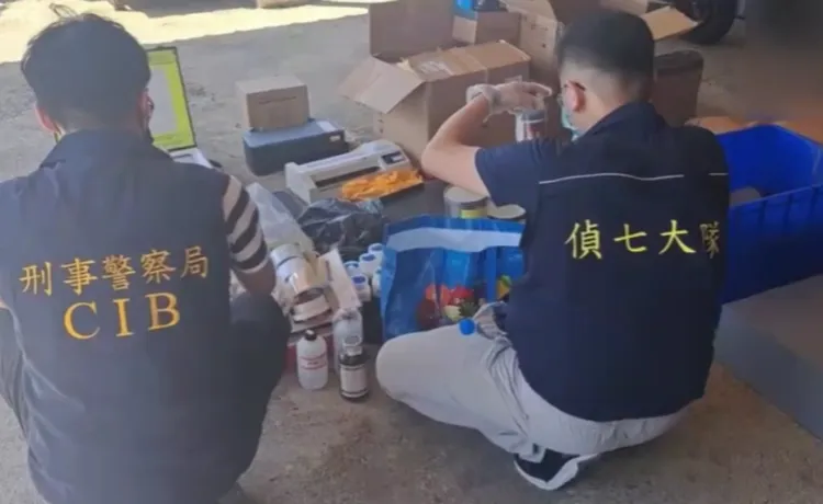 警方前往該偽鈔工廠查緝。翻攝畫面