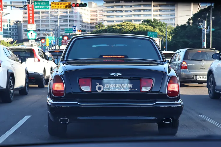 友人開著胡瓜的賓利小老婆來到台北市區。特勤中心攝